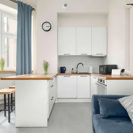 Cosy With Mezzanine In Close To The Old Market Square By Renters 아파트 *