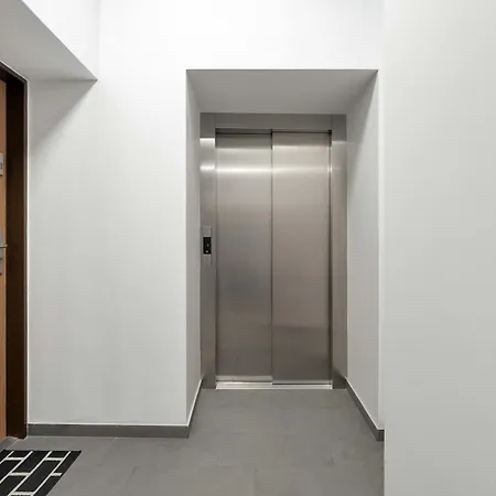 아파트 Cosy With Mezzanine In Close To The Old Market Square By Renters *